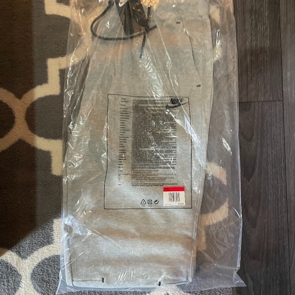 Nike Sportswear Tech Fleece - Women's Large - Gray - NWT! - Picture 6 of 7